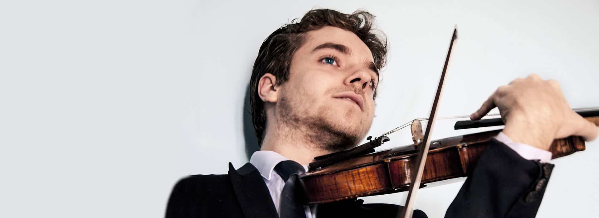 Emmanuel Coppey playing the violin at a performance